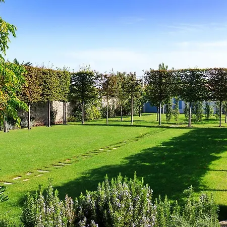 Saint-martin-de-re Sleeps 12 *