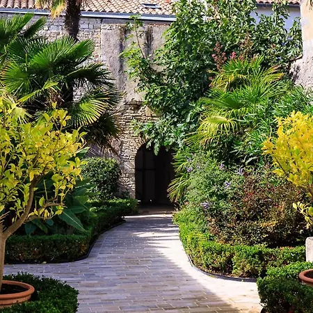Saint-martin-de-re Sleeps 12 *