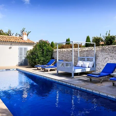 Saint-martin-de-re Sleeps 12